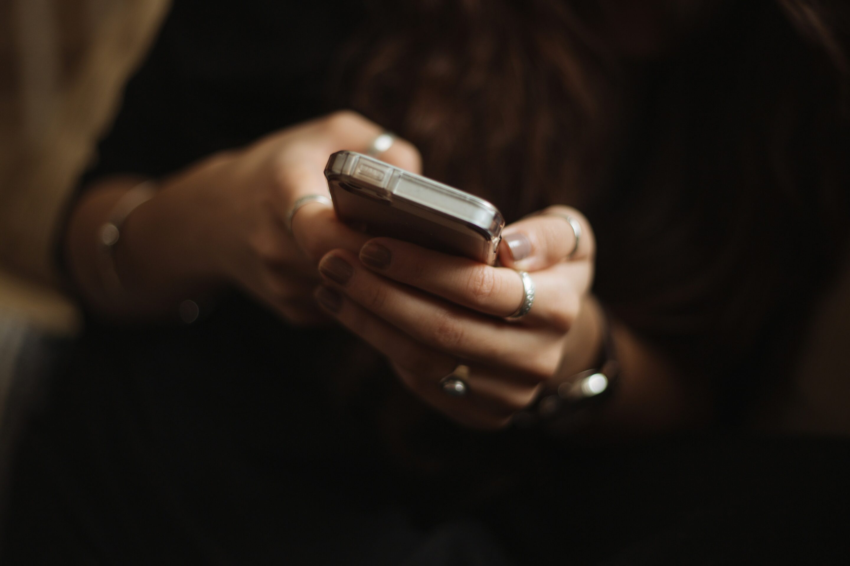 When Phones Get Between You: 5 Therapist-Backed Ways to Stop Fighting and Reconnect